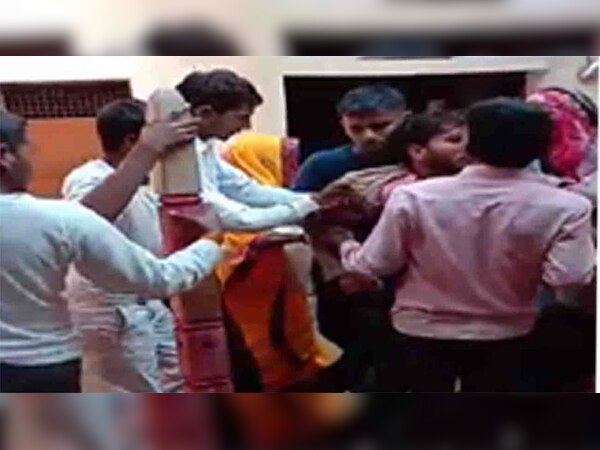 लड़की के घर भीड़ में घिरा प्रेमी