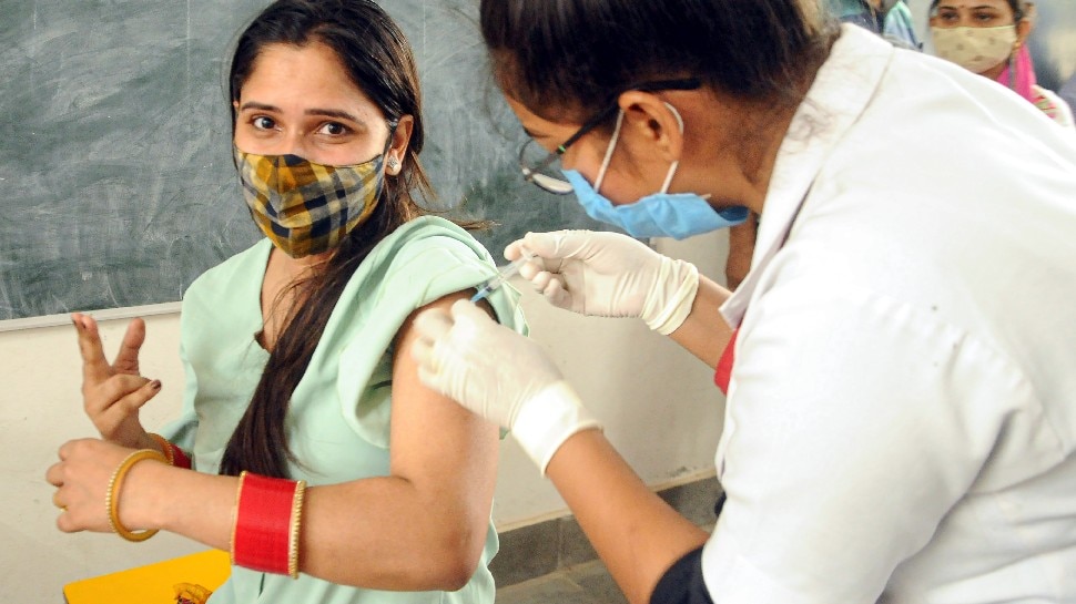 सुप्रीम कोर्ट का केंद्र से सीधा सवाल, कब-कब, कौन सी Corona Vaccine खरीदी, पूरी डिटेल बताएं