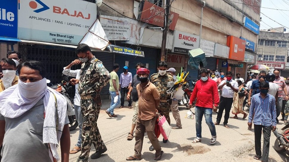 बोकारो में पुलिस व दुकानदारों के बीच झड़प, SOP का पालन नहीं कर रहे थे दुकानदार