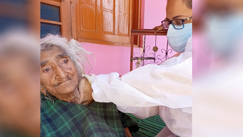 Jammu-Kashmir: 124 साल की महिला ने ली कोरोना वैक्सीन की पहली डोज