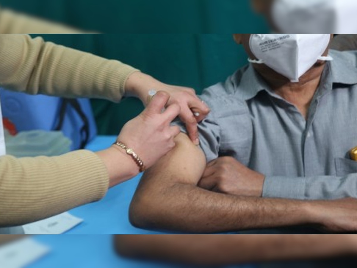 गौतमबुद्ध नगर में वैक्सीनेशन अभियान तेज, रोजाना 20-25 हजार लोगों को लग रही वैक्सीन
