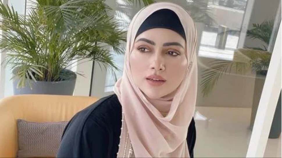 'हिजाब' पहनने पर ट्रोल हुईं Sana Khan का ट्रोलर को दो टूक जवाब, सुनाई खरी-खरी
