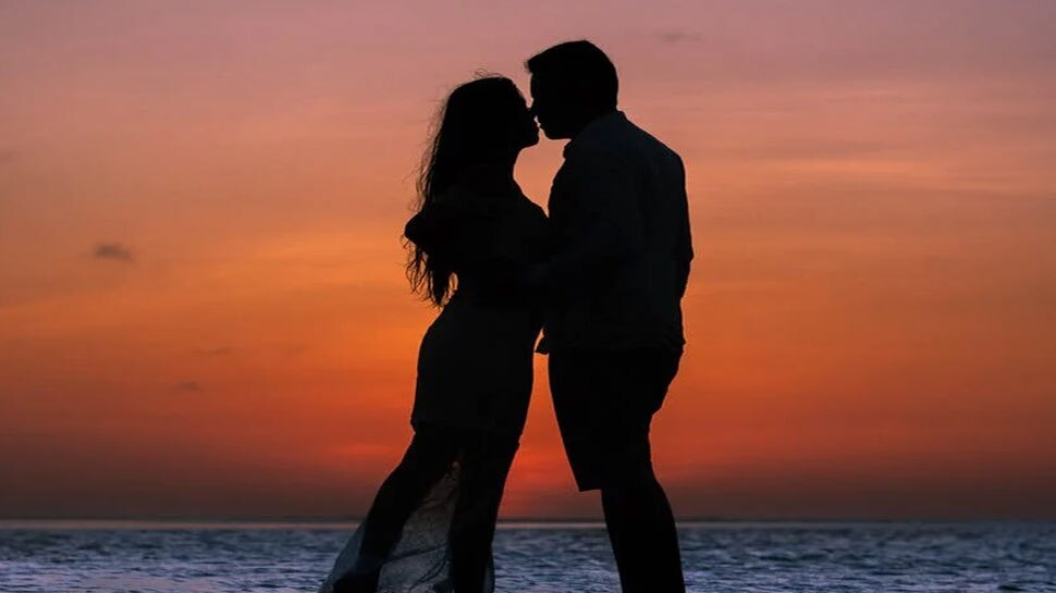 UP: Train में मिली युवती से प्यार करना पड़ा भारी, घर से लाखों के जेवर और कैश लूटकर हुई फरार