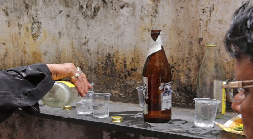 अलीगढ़: नहर में फेंकी गई जहरीली शराब पीने से 6 लोगों की मौत, 24 का इलाज जारी
