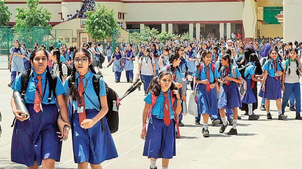 Noida: प्राइवेट स्कूलों ने खुलकर किया नियमों का उल्लंघन, 33 को जारी किया गया नोटिस