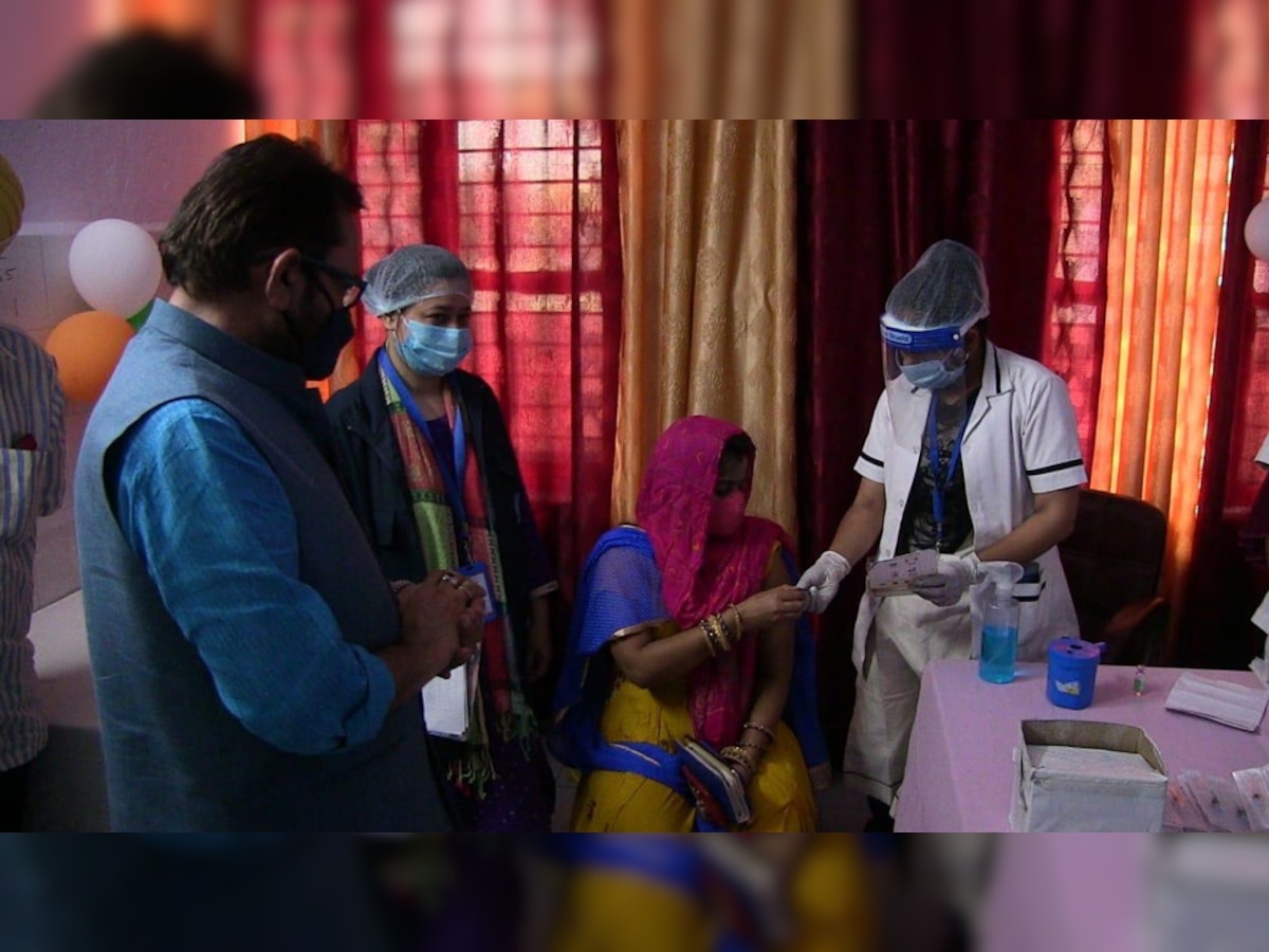 रामपुर: केंद्रीय मंत्री नकवी ने वैक्सीनेशन का लिया जायजा, कहा- 'भ्रम-भय' फैलाने वालों से रहें सावधान