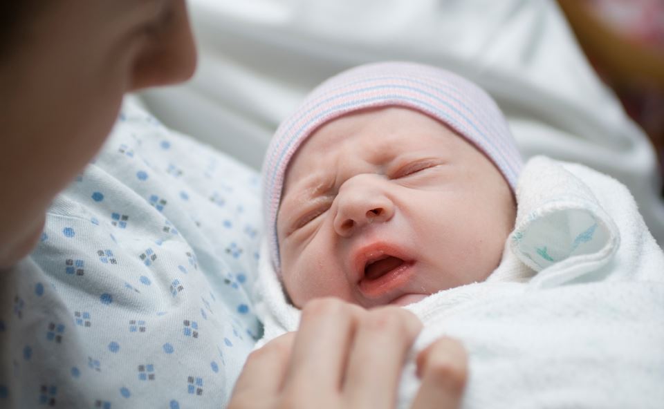 HIV और हेपेटाइटिस की तरह, कोरोना मां से नवजात बच्चों में नहीं फैल सकता: विशेषज्ञ