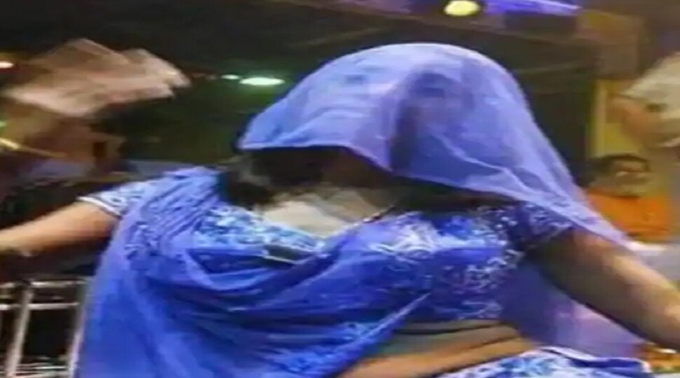 पटना: लॉकडाउन के दौरान शराब के नशे में चल रहा था डर्टी डांस, 4 बार बालाओं समेत 8 गिरफ्तार