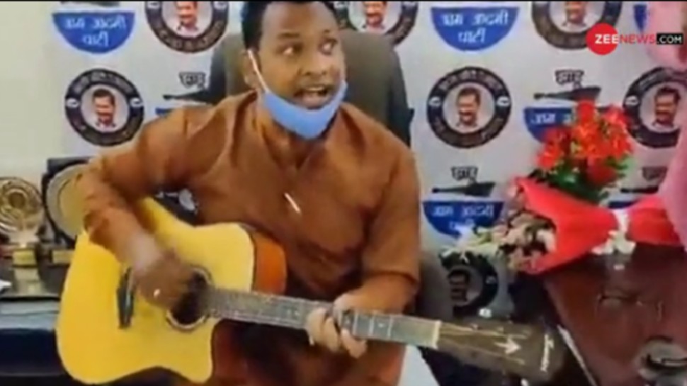 MLA Rohit Kumar Mehraulia की टीके वाली 'धुन', गिटार और गाने से कर रहे लोगों को वैक्सीनेशन के लिए जागरूक