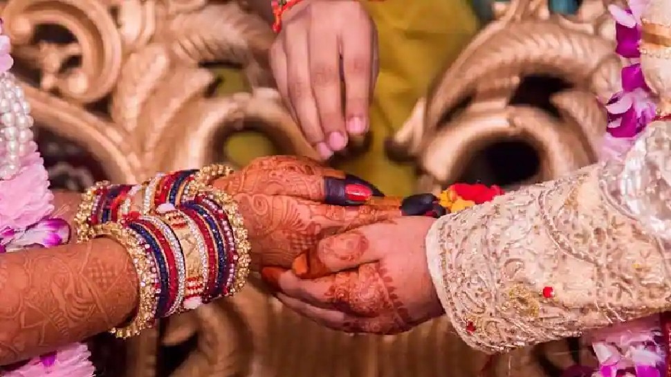 2 दूल्हे बारात लेकर पहुंचे, दुल्हन ने एक को पहनाई वरमाला; दूसरे के साथ लिए सात फेरे 2 दूल्हे बारात लेकर पहुंचे, दुल्हन ने एक को पहनाई वरमाला; दूसरे के साथ लिए सात फेरे