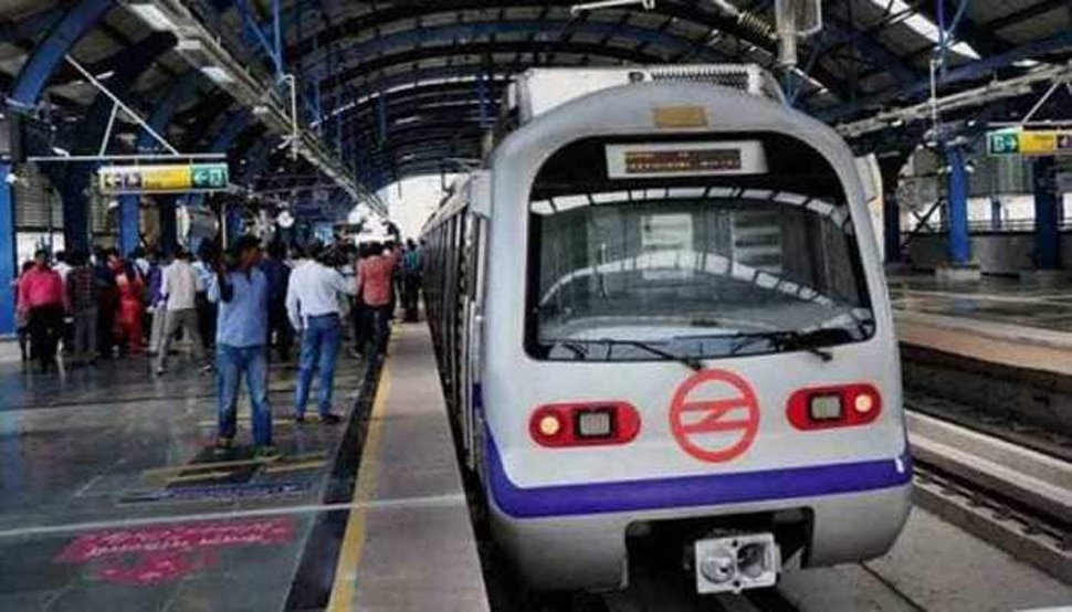 Delhi Unlock: पहले दिन ही मेट्रो मुसाफिरों ने नियमों की उड़ाई धज्जियां