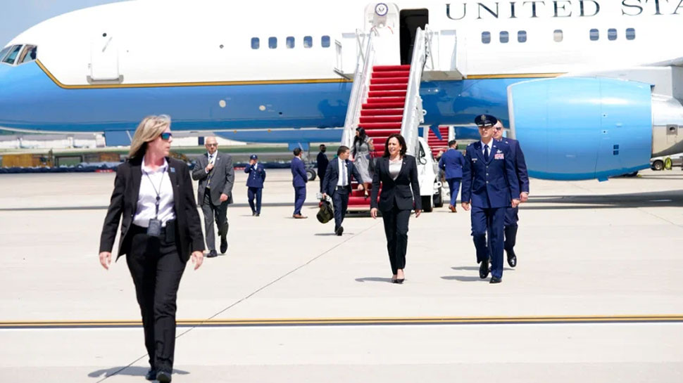US: उप राष्ट्रपति Kamala Harris के विमान में तकनीकी खामी, टेक-ऑफ के बाद लौटना पड़ा वापस