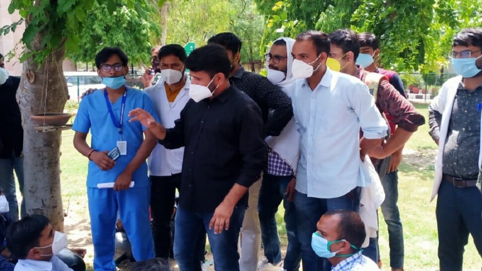 Radiographer भर्ती की नियुक्ति की मांग को लेकर प्रदर्शन, स्वास्थ्य भवन पर दिया धरना Radiographer भर्ती की नियुक्ति की मांग को लेकर प्रदर्शन, स्वास्थ्य भवन पर दिया धरना