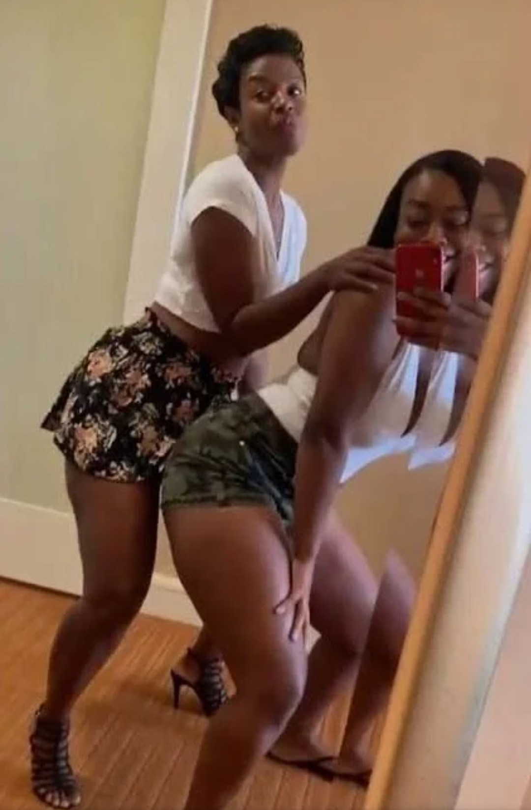 सेक्स टेप तक शेयर किया sMothered: Closest mom and daughter4