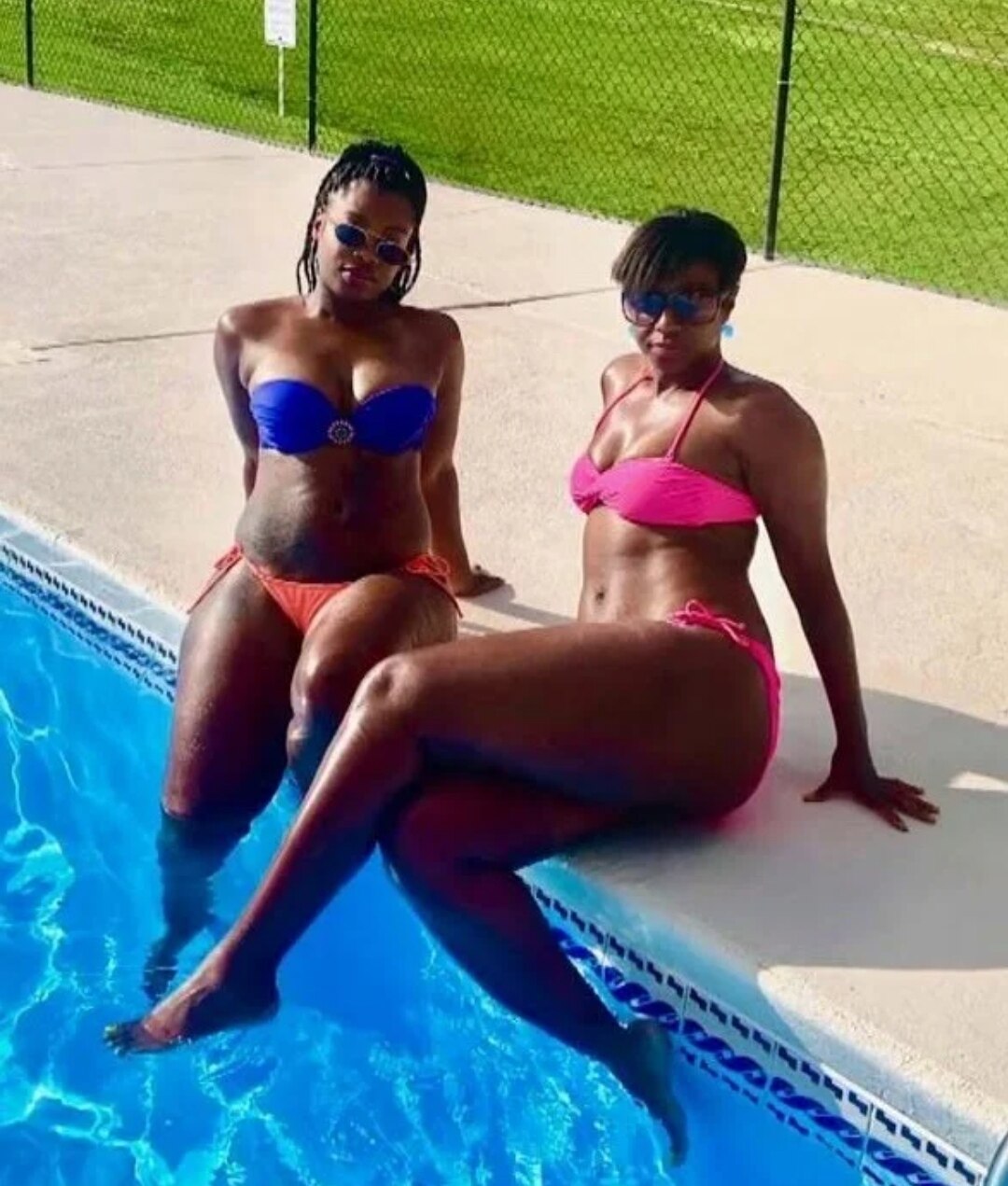 कुछ लोगों को दिक्कत sMothered: Closest mom and daughter5