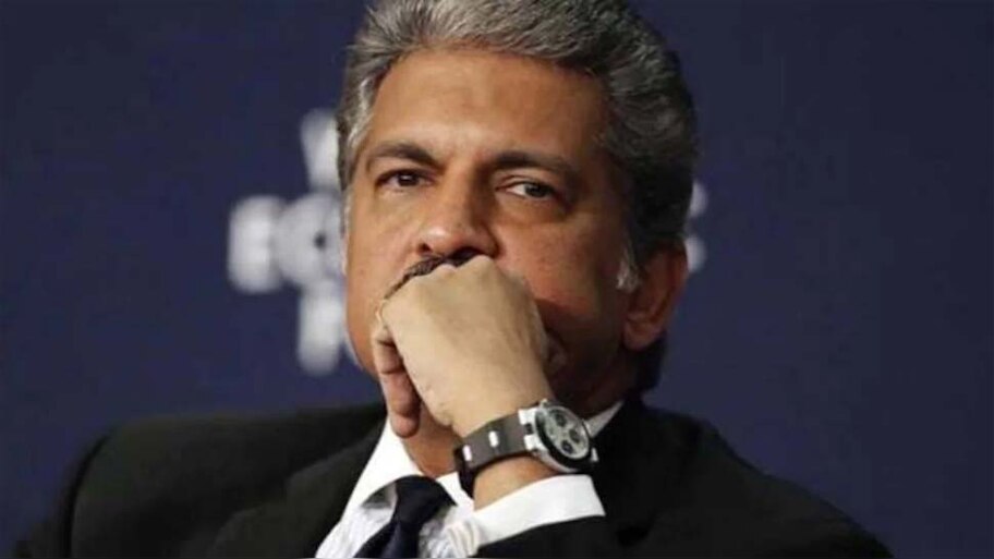 पैदल चलते हुए मोबाइल देखने पर हो जाएंगे हादसे के शिकार,  मशहूर बिजनेसमैन के साथ भी घट चुकी है घटना 