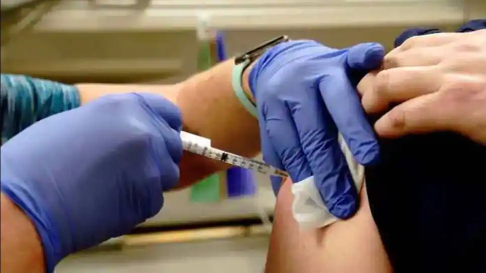 केंद्र सरकार की राज्यों को वार्निंग- Vaccine बर्बाद किया तो होगी ये कार्रवाई केंद्र सरकार की राज्यों को वार्निंग- Vaccine बर्बाद किया तो होगी ये कार्रवाई