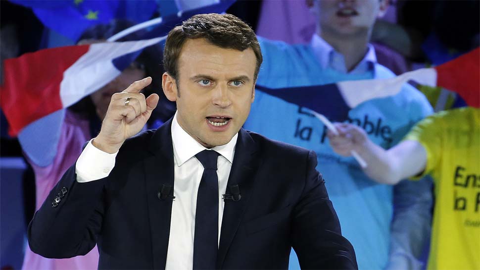 फ्रांस के राष्ट्रपति इमैनुएल मैक्रों को भीड़ में खड़े एक शख्स ने मारा थप्पड़, आरोपी ने लगाए मुर्दाबाद के नारे