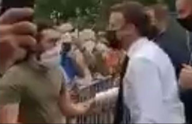 VIDEO: लोगों से मुलाकात कर रहे थे फ्रांस के राष्ट्रपति, भीड़ में खड़े एक शख्स ने जड़ा थप्पड़