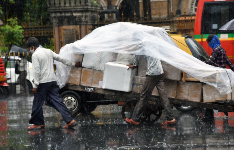 Weather update today: मुंबई में Monsoon की पहली बारिश, Delhi में आज चलेंगी तेज हवाएं Weather update today: मुंबई में Monsoon की पहली बारिश, Delhi में आज चलेंगी तेज हवाएं