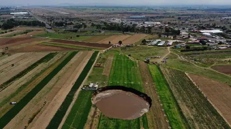 Mexico: हर दिन बड़ा हो रहा है खेत में बना विशालकाय Sinkhole, अब House ...