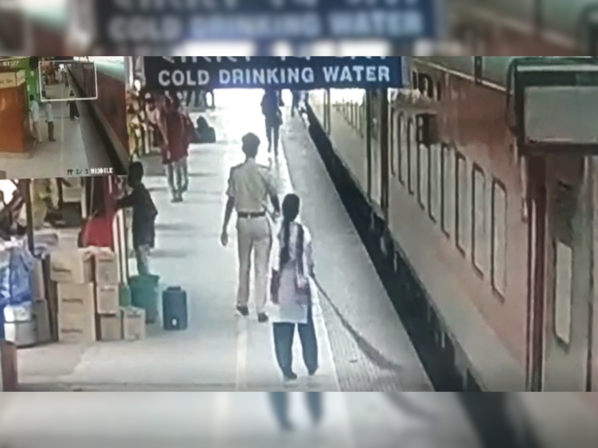 चलती ट्रेन से फिसला यात्री का पैर, RPF जवान ने ऐसे बचाई जान