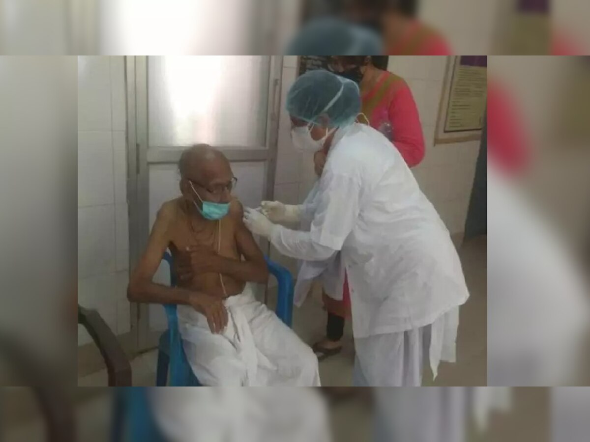 वैक्सीन लगवाते 125 वर्षीय शिवानंद बाबा ()