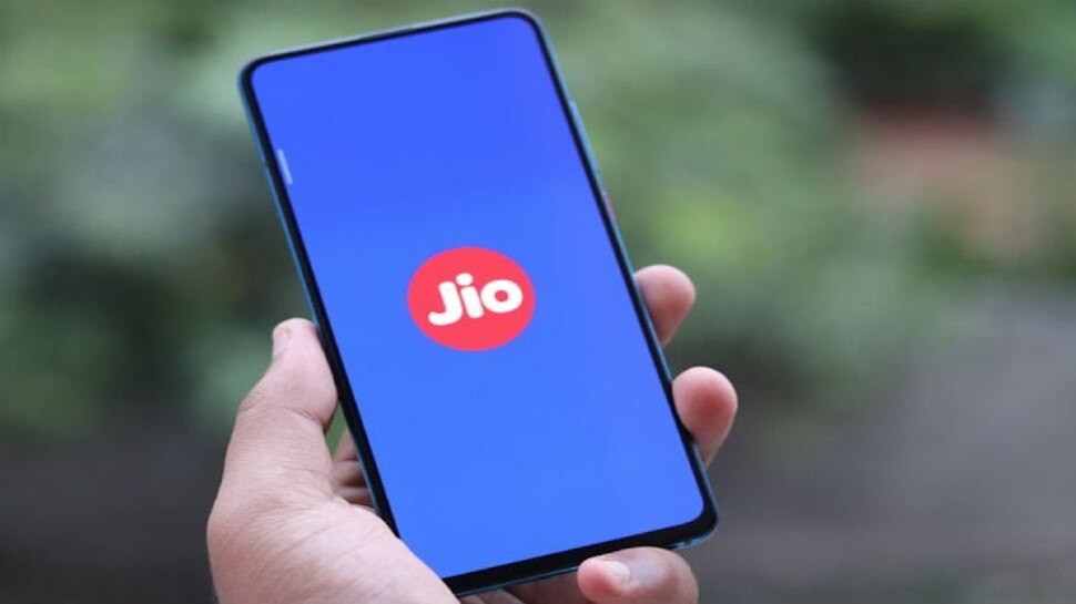 Jio यूजर्स को मिली एक और सुविधा, अब WhatsApp से कर पाएंगे Recharge
