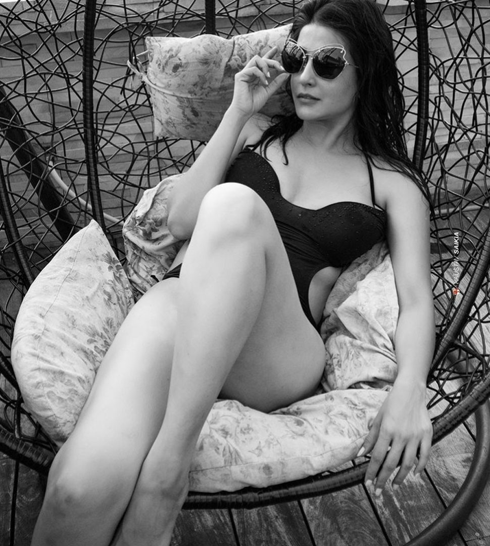 कभी पूल में तो कभी बाहर दिए पोज Raima Sen Bikini Pics