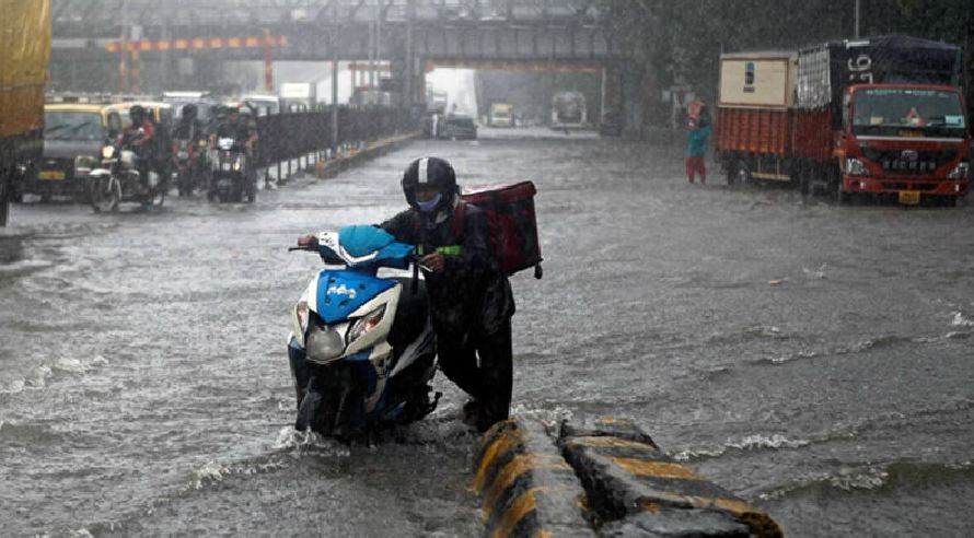 weather Update: मॉनसून ने दी दस्तक, देश के कई राज्यों में भारी बारिश का रेड अलर्ट जारी