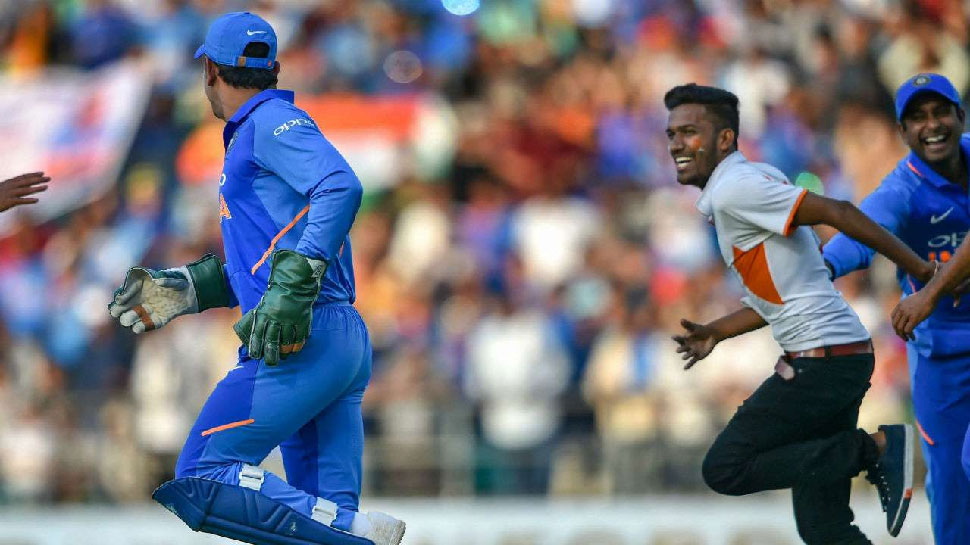 Dhoni having fun with fans 