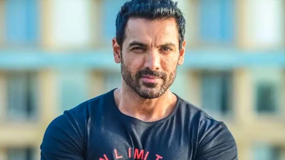 John Abraham के इस अंदाज पर फिदा हो गया इंटरनेट, गाड़ी के पास ठहरकर की इस गरीब फैन से बातें
