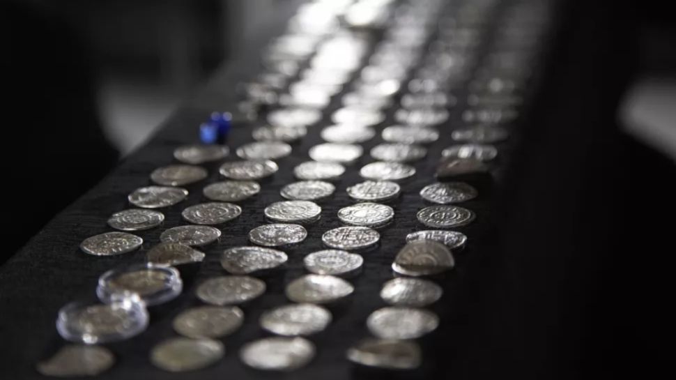 शक्तिशाली फ्रांस में वाइकिंग योद्धाओं को लेकर डर Old French coins found in northern Poland