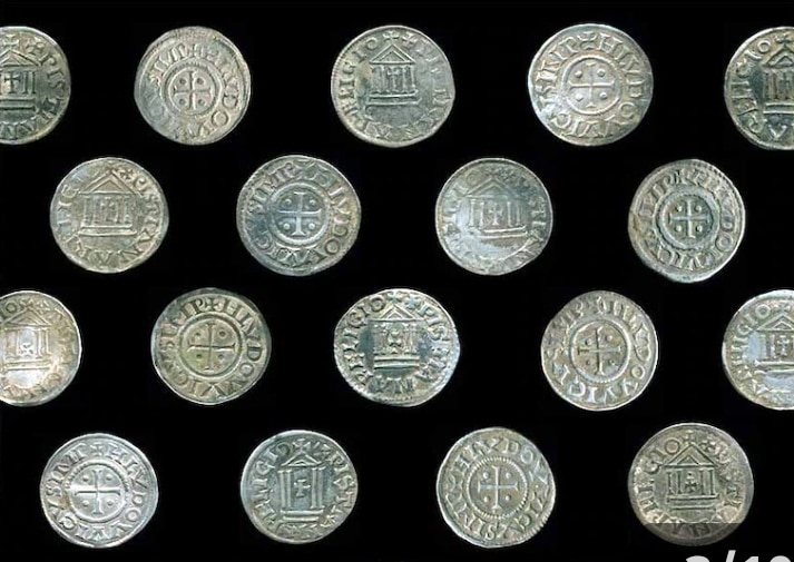 पहली बार इतनी बड़ी मात्रा में मिले सिक्के Old French coins found in northern Poland5