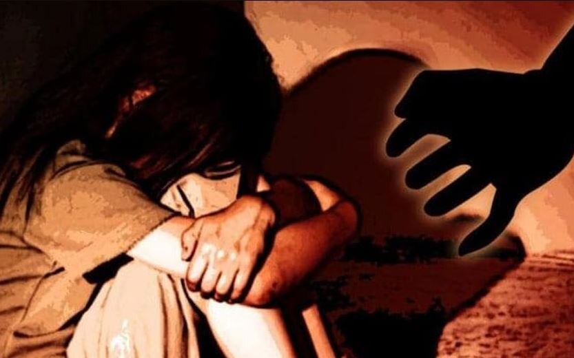 10वीं की छात्रा से बलात्कार के बाद हैवानों ने आंख निकाली, फिर पेड़ से लटका दिया शव