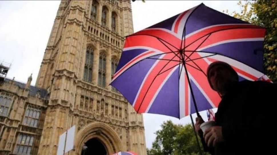 लॉकडाउन से आजादी UK: man spent 12 hours queuing to check-in at Grand Hotel