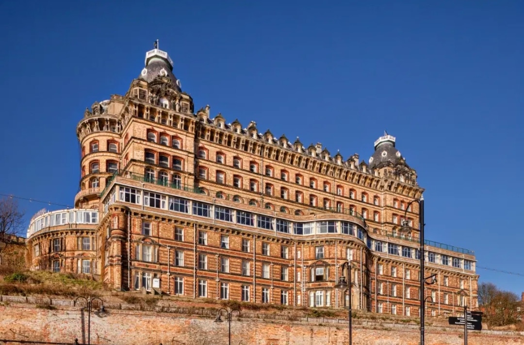 130 मील गाड़ी चलाकर लौटा व्यक्ति UK: man spent 12 hours queuing to check-in at Grand Hotel 3