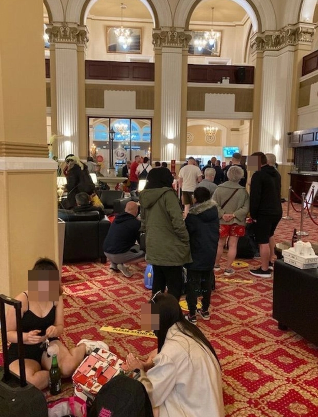 न रूम मिला, न पैसे वापस मिले UK: man spent 12 hours queuing to check-in at Grand Hotel 4