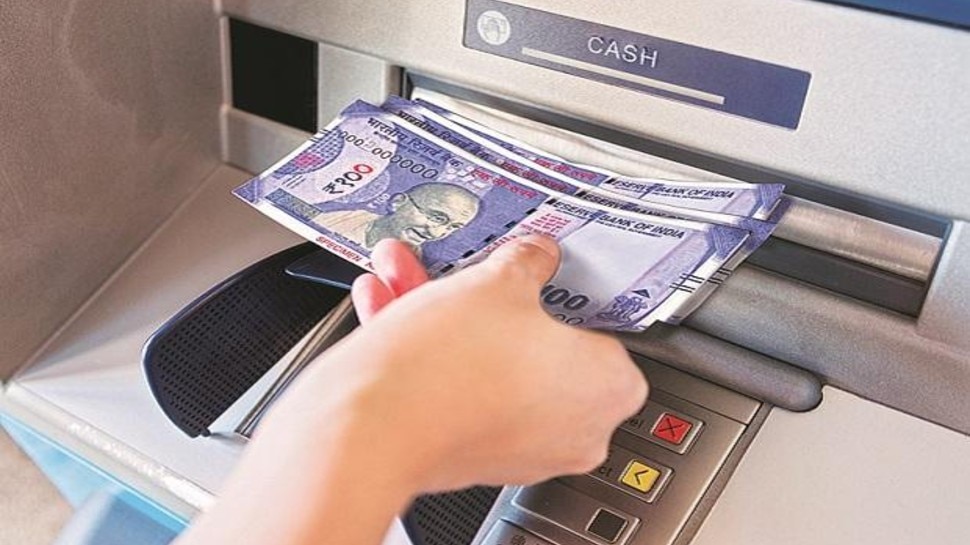 ATM से Cash निकालना हुआ महंगा, फ्री लिमिट के बाद हर ट्रांजैक्शन पर देना होगा 21 रुपये चार्ज