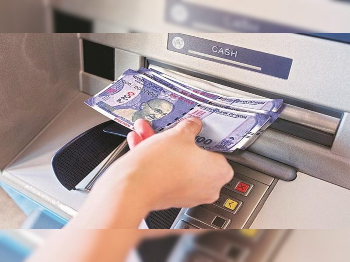 ATM से Cash निकालना हुआ महंगा, फ्री लिमिट के बाद हर ट्रांजैक्शन पर देना होगा 21 रुपये चार्ज  