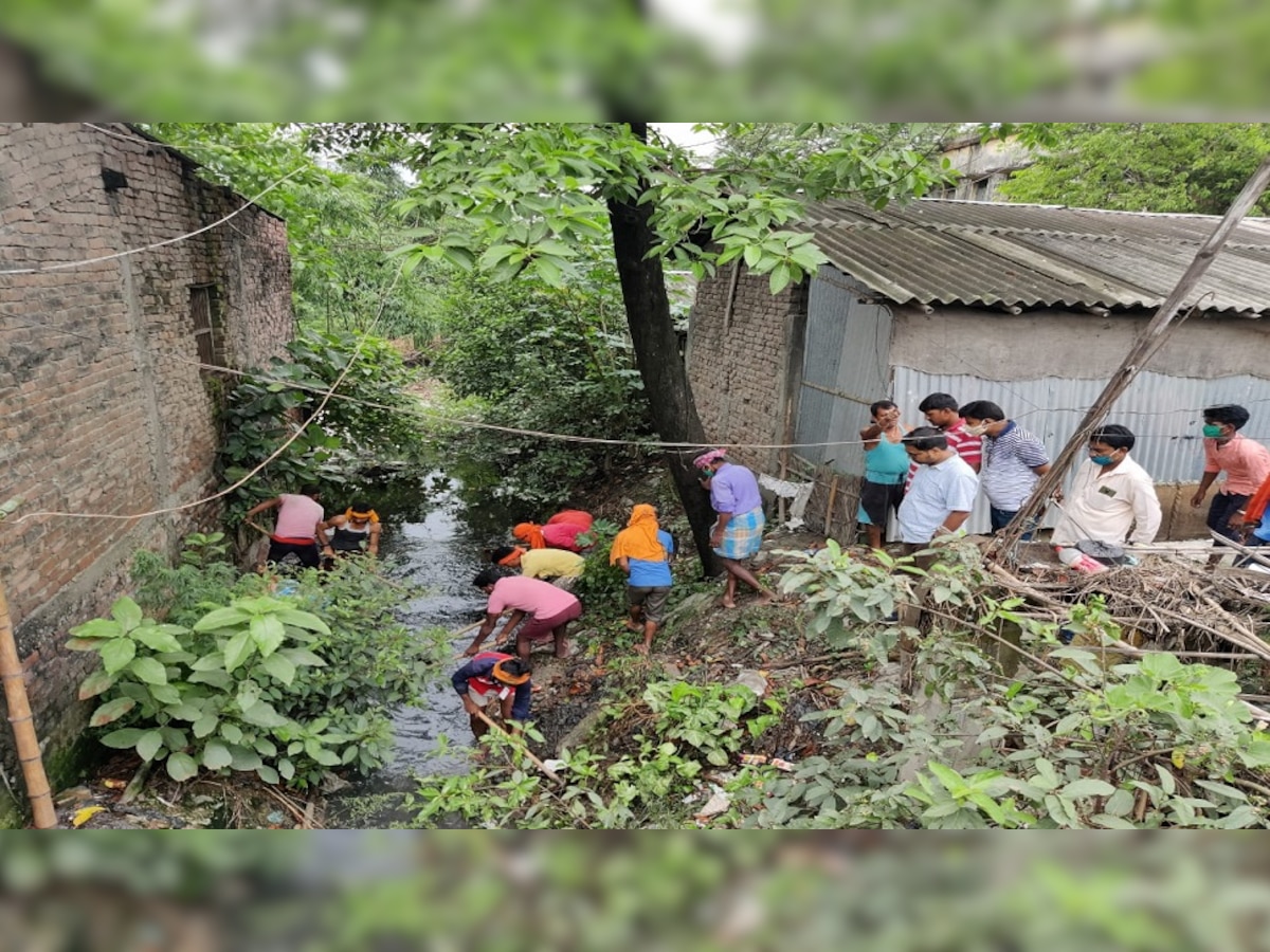 बेतिया में ग्रामीणों ने खुद की नाले की सफाई (फाइल फोटो)