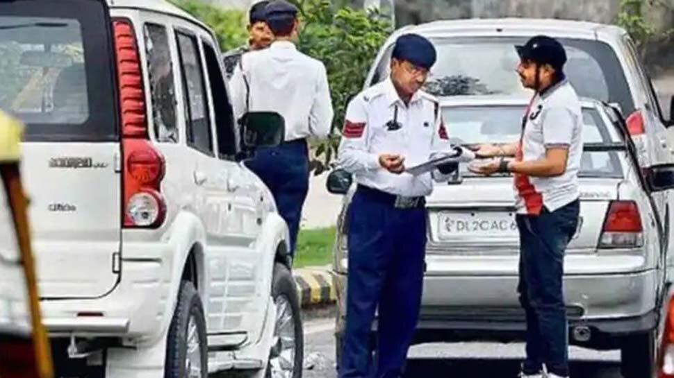 Delhi की सड़कों पर ड्राइविंग करने वालों के लिए ज़रूरी ख़बर, जान लें नए नियम, नहीं तो भरना होगा फाइन