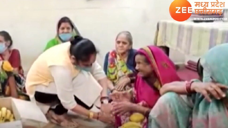 BSP विधायक रामबाई ने मनाया आरोपी पति का जन्मदिन, पहुंचीं वृद्धाश्रम, बुजुर्गों संग गाया बुंदेली भजन