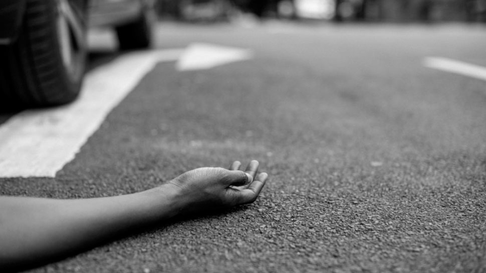 Hapur Accident: महिला के ऊपर से रात भर गुजरती रही गाड़‍ियां, कपड़े के चिथड़ों में मिले अवशेष