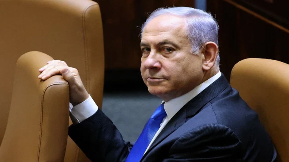 सत्ता से बेदखल हुए Benjamin Netanyahu नहीं छोड़ पा रहे कुर्सी का मोह, संसद में विपक्ष के बजाये PM की Chair पर बैठे