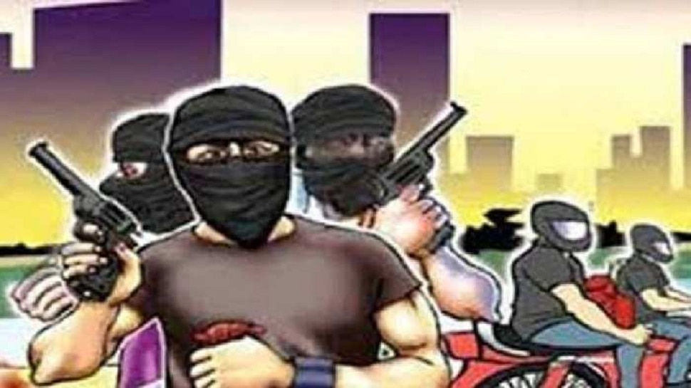 Purnia: इकार्ट कंपनी के कूरियर कार्यालय से करीब 30 लाख की लूट, 2 दिन से खराब था CCTV