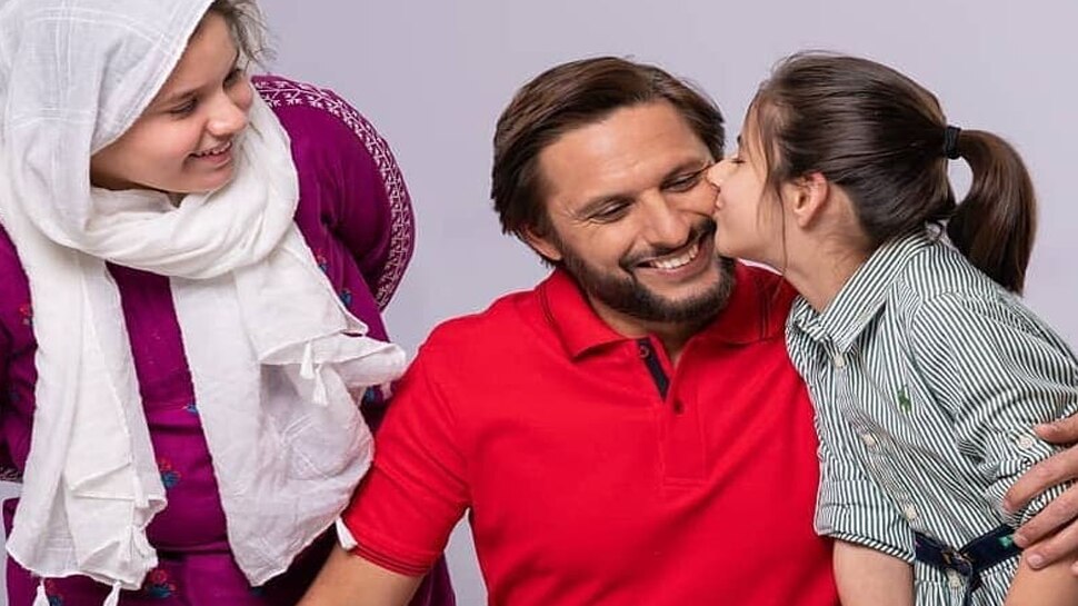 खूबसूरती के लिए चर्चा में रहती हैं Shahid Afridi की बेटियां, लाइमलाइट से हैं दूर