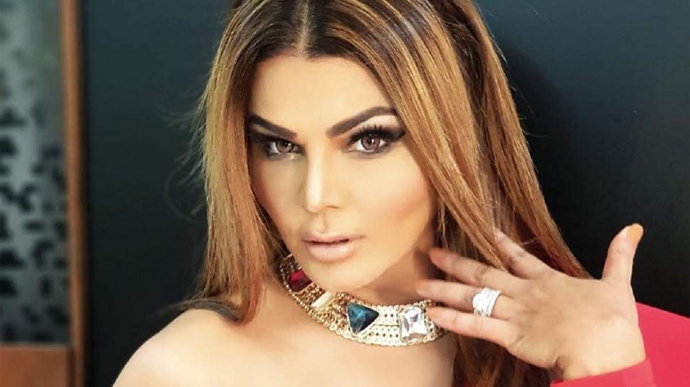 Paani Paani: बारिश आई तो चिल्लाकर सड़क पर उछल-कूद करने लगीं Rakhi Sawant, वीडियो वायरल