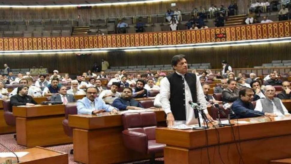 संसद के अंदर विरोध-प्रदर्शन तो बहुत देखें होंगे, अब ये देखिए पाकिस्तानी नेशनल असेंबली में क्या हो रहा है