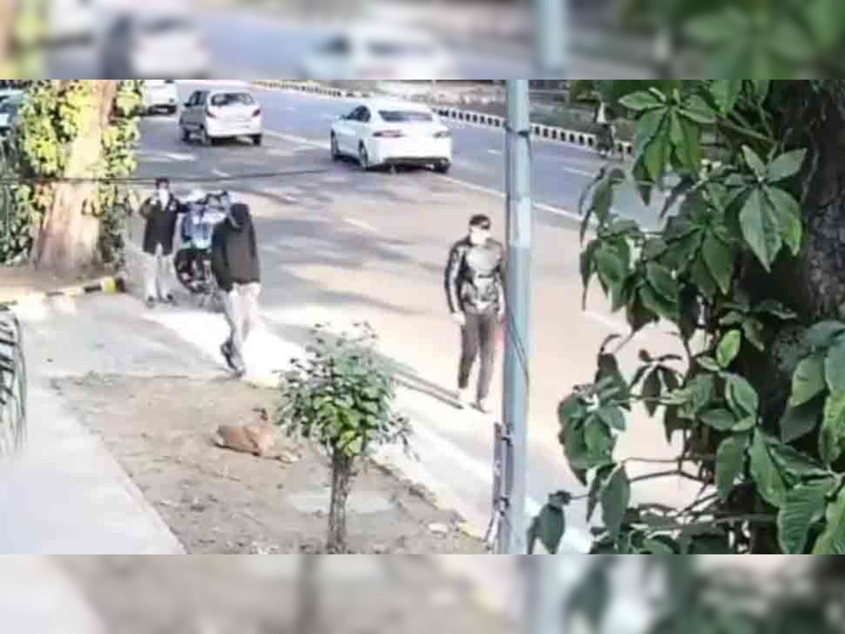 इजराइली दूतावास के बाहर धमाका करने वाले संदिग्धों का वीडियो जारी किया गया है.
